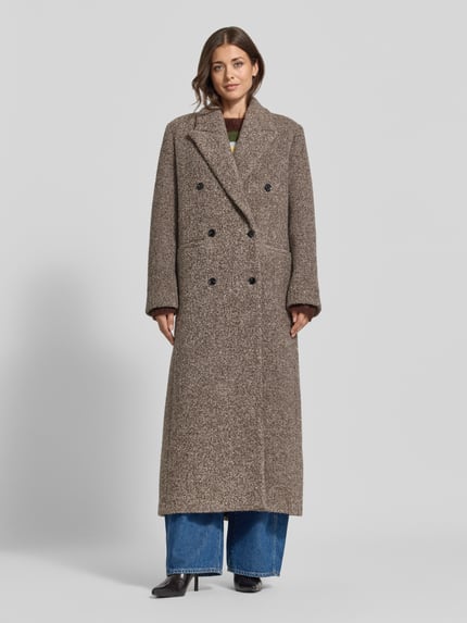Frauenmodel trägt Relaxed Fit Mantel aus Woll-Mix von Samsøe Samsøe in meliertem Braun, Reverskragen, doppelte Knopfleiste, Paspeltaschen, Vorderansicht Ganzkörperansicht. Rückenlänge 135 cm, Schulterbreite 46 cm, Brustweite 53 cm, Ärmellänge 64 cm.