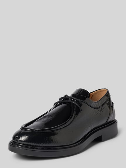 Productfoto, Schnürschuh aus Leder mit Blockabsatz van BIANCO, zwart gelakt leer, afgeronde vorm, vetersluiting, gestructureerde zool, hakhoogte 3 cm, schachthoogte 6 cm, schachtbreedte 9 cm.
