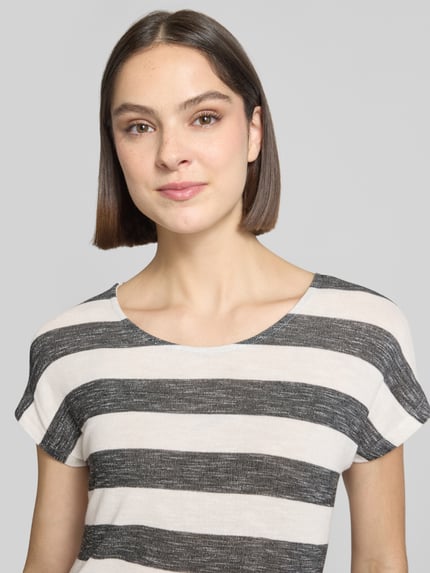 Kobiece model prezentuje Regular Fit T-Shirt aus Viskose-Mix Modell 'WIDE STRIPE' von Vero Moda, efekt: paski, krój regular fit, dekolt w łódkę, krótki rękaw, zaokrąglone wykończenie, asymetryczny krój, drobny splot, mieszanka wiskozy, label stitching, wielokolorowy, zbliżenie na górną część ciała.