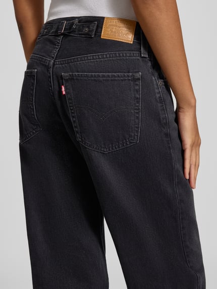 Frauenmodel trägt Straight Fit Jeans im Used Look von LEVIS 300, dunkler Denim mit Faded-Effekten, 5-Pocket-Design, Nahaufnahme Rückansicht.