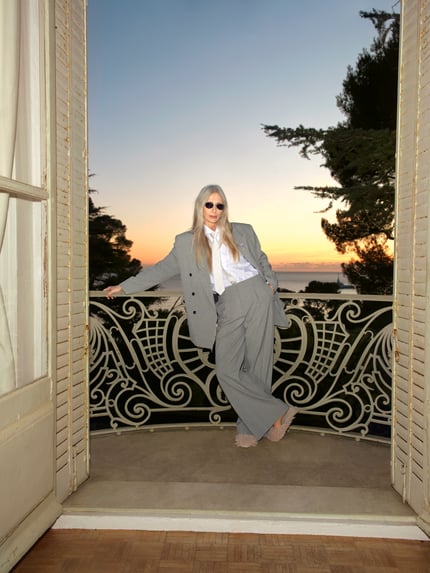 Frauenmodel trägt Regular Fit Longblazer mit Brosche Modell 'ANTEGI' von HUGO in Melange-Optik, Ganzkörperansicht von vorne