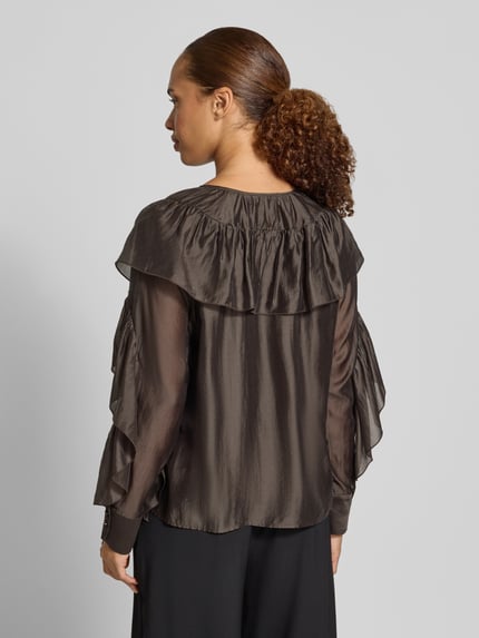 Frauenmodel trägt Regular Fit Bluse aus Lyocell-Mix von COMMA in Dunkelbraun mit Rüschenbesatz, langärmelig, Rückansicht, Ganzkörperansicht Rückansicht.