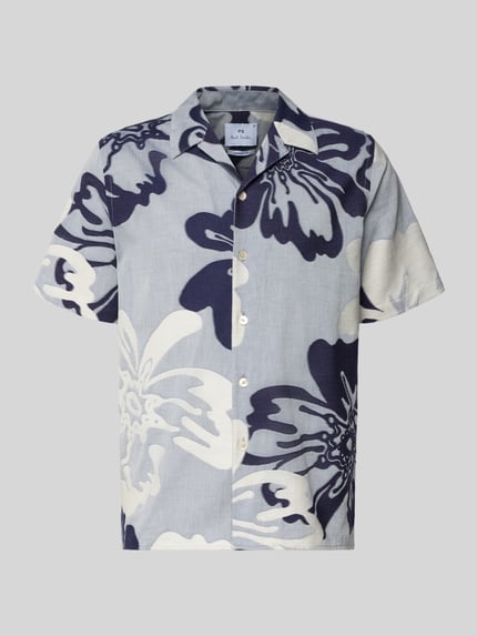Produktfoto, Casual Fit Freizeithemd aus reiner Baumwolle von PAUL SMITH mit Reverskragen, durchgehender Knopfleiste, großflächigem floralen Muster in Blau- und Cremetönen, Kurzärmelig, strukturierter Baumwollstoff, Rückenlänge 66 cm, Schulterbreite 44 cm, Ärmellänge 25 cm.