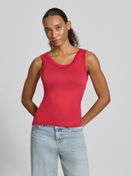 Frauenmodel trägt rotes Tanktop mit Label-Stitching Modell 'Junie' von OH APRIL, Rundhalsausschnitt, glatte Textur, Ganzkörperansicht von vorne.