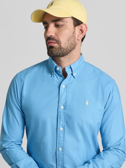 Männermodel trägt Freizeithemd mit Knopfleiste von Polo Ralph Lauren in Hellblau, reine Baumwolle, Regular Fit, Nahaufnahme Oberkörper.