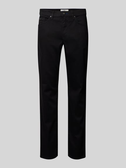 Produktfoto, Herren Jeans mit 5-Pocket-Design Modell 'CADIZ' von BRAX aus Baumwoll-Lyocell-Mix mit Modal-Anteil, gerader Schnitt, schwarze Farbe, sichtbarer Knopf- und Reißverschluss, Label-Detail, glatte Textur, Bundweite 42 cm und Innenbeinlänge 82 cm bei Größe 32/32.