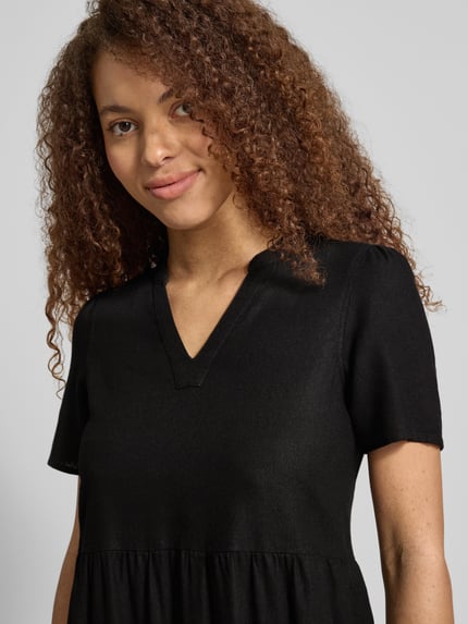 Kobiece model prezentuje A-Linie Freizeitkleid aus Viskose-Leinen-Mix Modell 'TIRI-GOA' von Only, efekt: jednolity kolor, krój w kształcie litery a, długość mini, dekolt w serek, krótki rękaw, wykończenie materiału: cieniowana przędza, mieszanka wiskozy i lnu, zbliżenie na górną część ciała