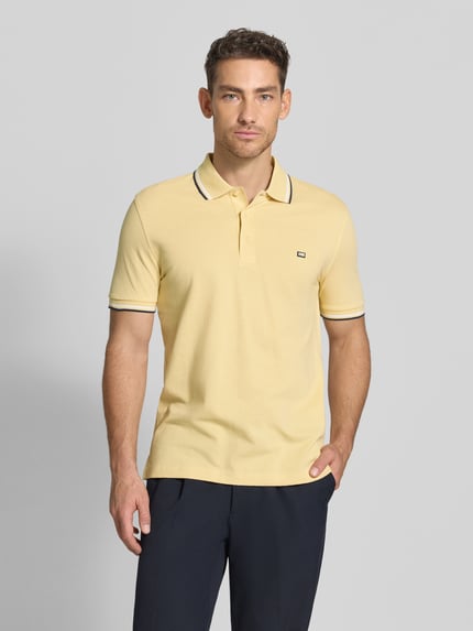 Męski model nosi Regular Fit Poloshirt mit Kontraststreifen od Christian Berg Men, bawełna, jasny żółty, guziki, krój regular fit, przód, ujęcie całej sylwetki