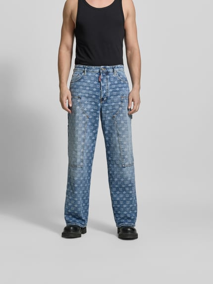 Męski model nosi Baggy Fit Jeans aus reiner Baumwolle od Dsquared2, jasnoniebieski denim z białymi przeszyciami logo, 5 kieszeni, kieszenie na nogawkach, zapięcie na guzik i zamek, szerokość w rozmiarze 50: 43 cm, długość wewnętrzna nogawki: 76 cm, widok całej sylwetki z przodu.