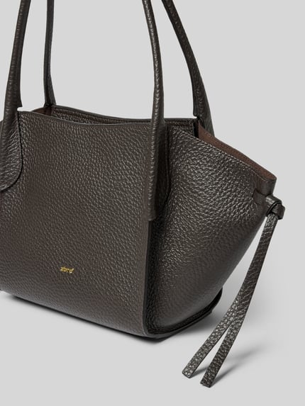 Produktfoto, Handtasche aus echt leer Model 'Vibe' van Abro met Hoofdvak met ritssluiting, smalle schouderband, bruine kleur, structuur, Breedte 46 cm, Lengte 23 cm, Diepte 14 cm, bandlengte 56 cm