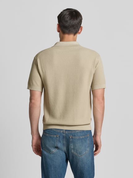 Mannelijk model draagt Regular Fit Poloshirt uit puur katoen model 'KOCELLO' van BOSS Orange, uni, structuur, ribzoom, kortemouw, volledig achterkantaanzicht.