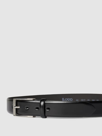 Produktfoto, Gürtel mit Dornschließe von Lloyd Men's Belts aus schwarzem, glattem Echtleder, klassische Passform, Label-Detail sichtbar, Länge 127 cm.