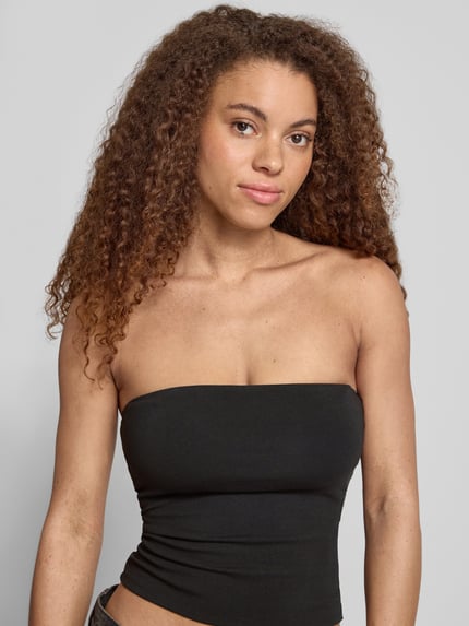 Frauenmodel trägt Schmal geschnittenes Bandeau-Top von REVIEW in Schwarz, elastisch im Off-Shoulder-Look, Baumwoll-Elasthan-Mix, Nahaufnahme Oberkörper.