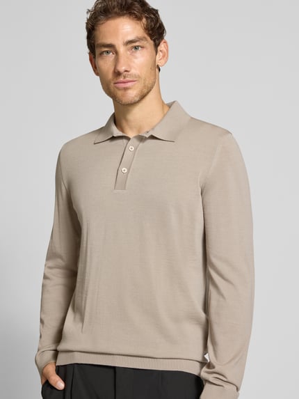Männermodel trägt Regular Fit Strickpullover aus reiner Schurwolle mit Polokragen von MAERZ Muenchen in Beige, Nahaufnahme Oberkörper. Rückenlänge 68 cm, Ärmellänge 67 cm, elastische Abschlüsse.