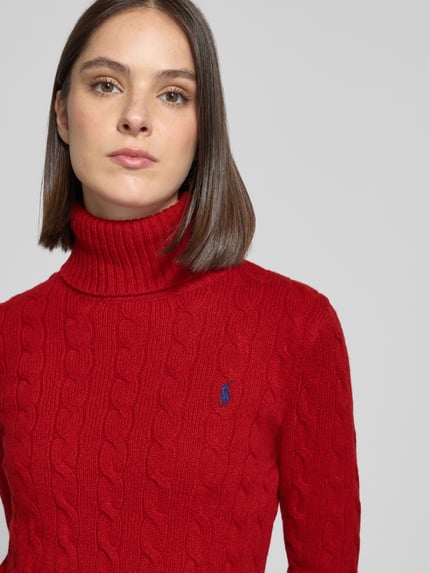 Frauenmodel trägt Regular Fit Rollkragenpullover aus Woll-Kaschmir-Mix von POLO RALPH LAUREN, rot, Zopfmuster, Nahaufnahme Oberkörper.