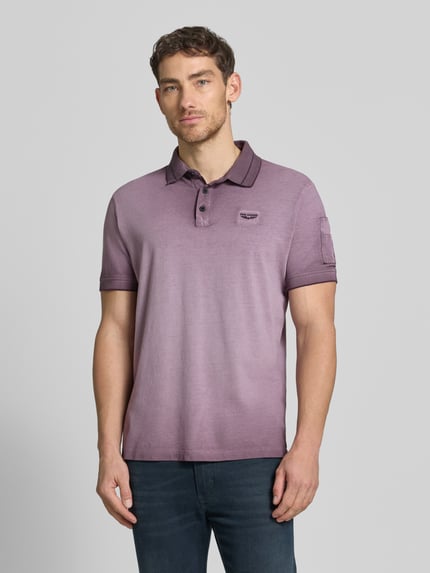 Męski model nosi Regular Fit Poloshirt mit Label-Stitching od PME Legend, bawełna, krój regular fit, fioletowe odcienie, z przodu, ujęcie całej sylwetki.