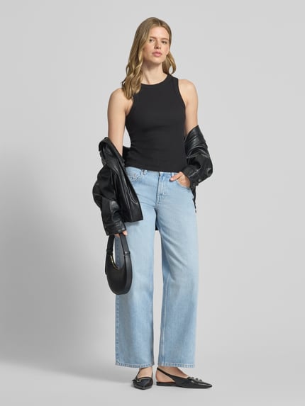 Vrouwenmodel draagt Wide Leg Jeans im 5 -Pocket-Design model 'CINCH' van Topshop, katoenmix, wide fit, lichtblauw, met knoop- en ritssluiting, bandwijdte bij maat 26/32: 38 cm, binnenbeenlengte: 78 cm, geheellichaamsvooraanzicht.