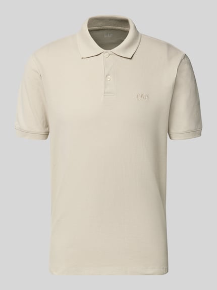 Produktfoto, Slim Fit Poloshirt mit Label-Stitching von GAP, bawełna z domieszką elastanu, krój slim fit, kolor jasny beż, długość tyłu w rozmiarze M: 70 cm