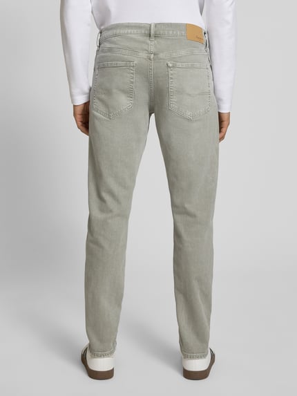 Männermodel trägt Tapered Fit Jeans aus Baumwoll-Mix Modell 'STANLEY' von Pepe Jeans in grauer Denim-Optik mit Label-Patch, 5-Pocket-Design, Gürtelschlaufen, Knopf und verdecktem Reißverschluss, Passform Tapered-Fit, Material Baumwoll-Mix, Ganzkörperansicht Rückansicht.