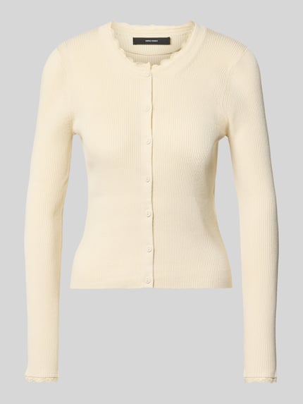 Produktfoto, Slim Fit Strickjacke aus Viskose-Mix Modell 'Wonder' von Vero Moda, Optik: Unifarben, Spitzen-Besatz, Rippstrick-Struktur, Rundhals, Langarm.
