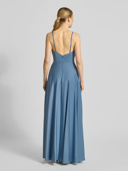 Frauenmodel trägt Abendkleid aus Satin mit Raffungen von Laona in Blau, taillierte Passform, Spaghettiträger, Ganzkörperansicht Rückansicht. Rückenlänge 145 cm, Brustweite 34 cm, glatte Textur, elegantes Design.