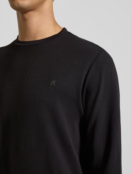 Männermodel trägt Sweatshirt mit Stehkragen von Replay in Schwarz, Waffel-Design, Label-Detail, Reine Baumwolle, Nahaufnahme Oberkörper.