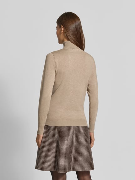Vrouwenmodel draagt Slim Fit gebreide pullover van Viscosemix Model 'Morla' van b.young, beige, col, ruglengte maat S 55 cm, mouwlengte maat S 62 cm, Ganzkörperansicht Rückansicht.