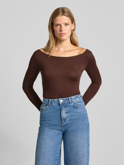 Frauenmodel trägt Slim Fit Langarmshirt U-Boot-Ausschnitt von REVIEW, Lyocell-Mix, braun, elastischer Bund, Ganzkörperansicht von vorne.
