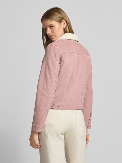 Frauenmodel trägt hellrosa Regular Fit Jeansjacke aus reiner Baumwolle Modell 'ORIGINAL SHERPA TRUCKER' von Levi's® 300, Damen Jeansjacke, Ganzkörperansicht Rückansicht.