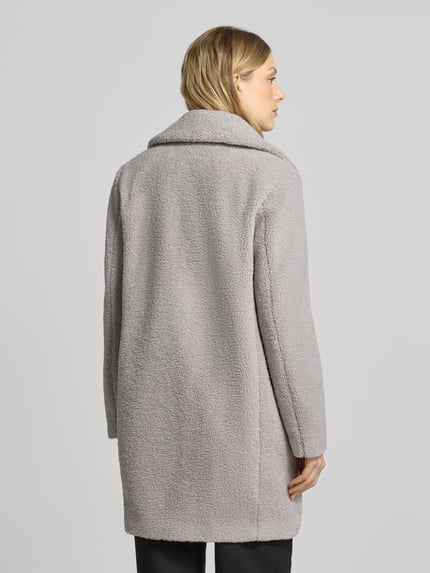 Frauenmodel trägt Teddymantel mit Reverskragen von CH. BERG WOM. SELECTION, unifarben, Struktur, Longline-Schnitt, Ganzkörperansicht Rückansicht.