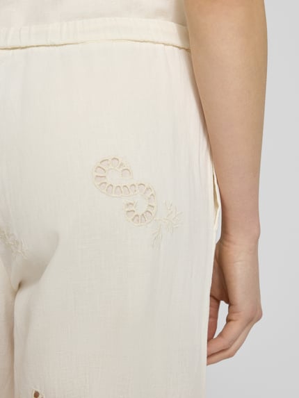 Frauenmodel trägt Culotte mit Lochstickerei und Eingrifftaschen von Jake*s Casual in Creme, Leinen-Baumwoll-Mix, Detailaufnahme Hüfte.