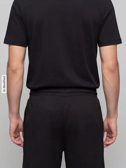 Männermodel trägt Relaxed Fit Sweatshorts aus Baumwoll-Mix 'ESS ELEVATED' von PUMA Performance in Schwarz, Ganzkörperansicht Rückansicht, KI-modifiziertes Bild.