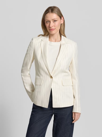 Frauenmodel trägt Slim Fit Blazer aus Leinen-Mix mit Streifenmuster von Christian Berg Woman Selection, Reverskragen, Pattentaschen, Rückenlänge 65 cm, Brustweite 44 cm, Ärmellänge 67 cm, Ganzkörperansicht von vorne.