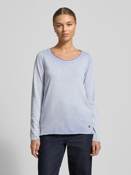 Frauenmodel trägt Strickpullover mit Rollsaum von Smith and Soul, hellblau, Baumwoll-Mix, Regular Fit, Rundhalsausschnitt, Ganzkörperansicht von vorne.