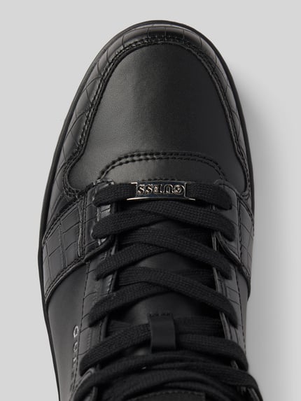 Produktfoto, Sneaker aus Leder-Mix Modell 'WYSTOR' von GUESS, schwarze Farbe, strukturierte Oberfläche, Schnürverschluss sichtbar, Herren Sneaker, abgerundete Passform, strukturierte Sohle, Größeninfo: Absatzhöhe 3 cm, Schafthöhe 11 cm, Schaftweite 10 cm