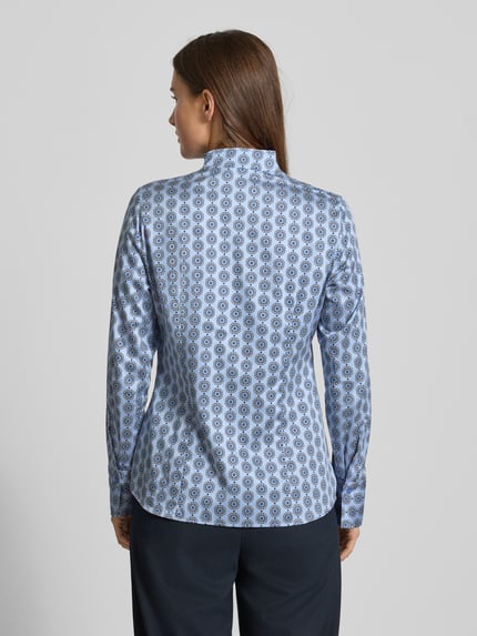 Frauenmodel trägt Slim Fit Bluse im Allover-Look mit Stehkragen von ETERNA, Rückenlänge 68 cm, Ärmellänge 61 cm, Ganzkörperansicht Rückansicht.