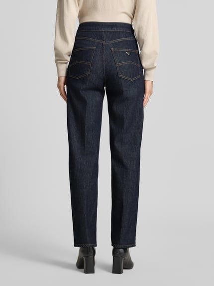 Frauenmodel trägt Straight Fit Jeans mit Knopfverschluss von Emporio Armani in Dunkelblau, kontrastierende Nähte, 5-Pocket-Design, Bügelfalten, Ganzkörperansicht Rückansicht.