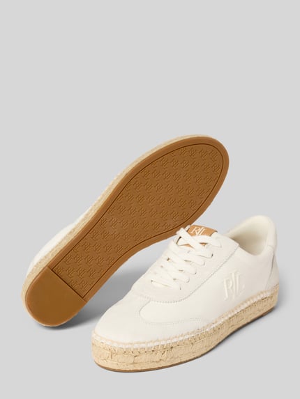 Produktfoto, cremeweißer Sneaker aus Leder-Textil-Mix Modell 'LUIZE' von Lauren Ralph Lauren mit Abgerundete-Spitze, Schnürung, Label-Details, 3 cm Absatzhöhe, 8 cm Schafthöhe, 7 cm Schaftweite, texturierte Gummisohle und geflochtener Bast-Optik.