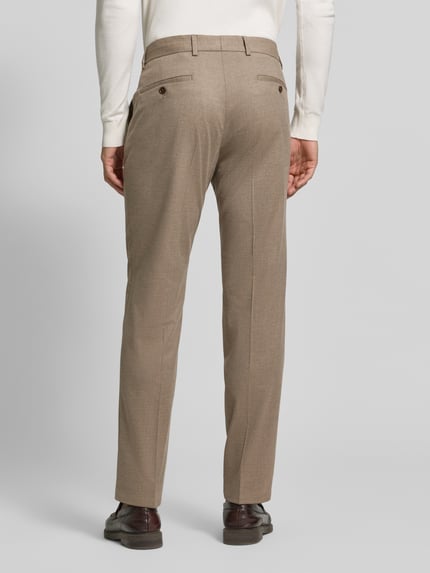 Männermodel trägt Anzughose mit Woll-Anteil mit Bügelfalte Modell 'Cole' von CG – CLUB of GENTS in Beige, Ganzkörperansicht Rückansicht. Material-Mix, Straight Fit, französische Eingrifftaschen, Gesäßleistentaschen.