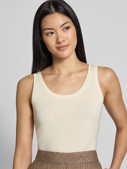 Frauenmodel trägt Slim Fit Tanktop aus Baumwoll-mix von s.Oliver RED LABEL in Creme, glatte Textur, Nahaufnahme Oberkörper.