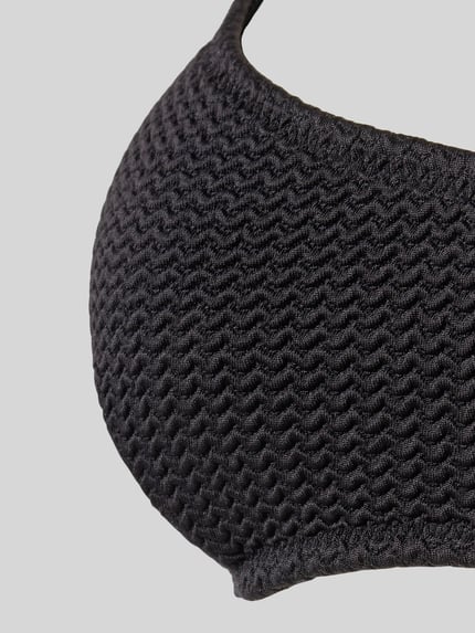 Produktfoto, Bikini-Oberteil mit verstellbaren Trägern od Seafolly z elastycznego materiału, dopasowany krój, czarna faktura, zbliżenie na tkaninę
