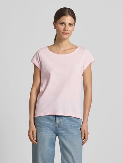 Modelka nosi damski t-shirt z bawełny o kroju regular fit, okrągły dekolt, zrolowany brzeg, długość tyłu 61 cm, Christian Berg Woman, jasnoróżowy, widok na całe ciało z przodu.