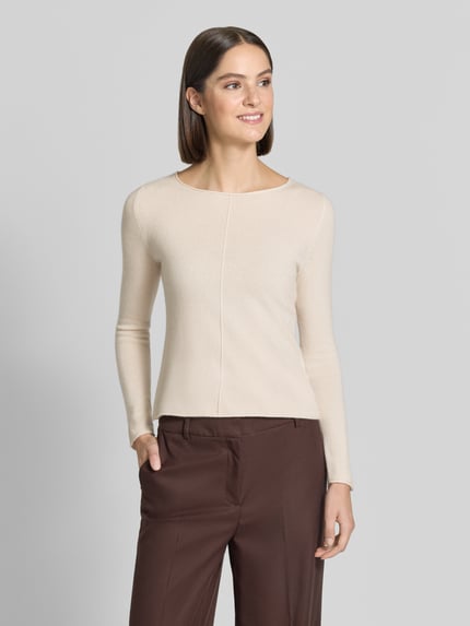 Frauenmodel trägt Regular Fit Strickpullover aus reinem Kaschmir von Christian Berg Woman in Beige mit Ziernaht und Rundhalsausschnitt, Ganzkörperansicht von vorne.
