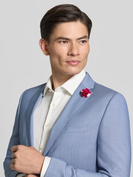 Mężczyzna nosi Slim Fit 2-Knopf-Sakko aus Schurwoll-Elasthan-Mix von CG – CLUB of GENTS, jasnoniebieski, gładka faktura, Kołnierz z połami, Kieszenie z patką, Ganzkörperansicht von vorne. Kontekst: Marynarka na 2 guziki męska, mieszanka żywej wełny i elastanu, krój slim fit, Model 'Patrick', Kołnierz z połami, Kieszenie z patką, Długość tyłu w rozmiarze 50: 75 cm, Szerokość ramion w rozmiarze 50: 42 cm, Długość rękawów w rozmiarze 50: 66 cm.