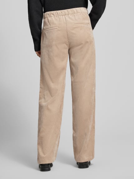 Frauenmodel trägt Regular Fit Cordhose mit elastischem Bund von Betty Barclay in Beige, unifarben mit Struktur, Cord, Gummibund, Ganzkörperansicht Rückansicht.