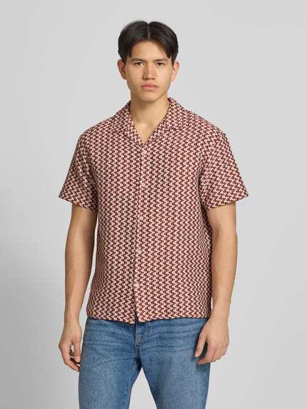 Männermodel trägt Regular Fit Freizeithemd im Allover-Look Modell 'MONTAUK' von Jack & Jones, rötlich-gemustert, Material-Mix, Ganzkörperansicht von vorne.