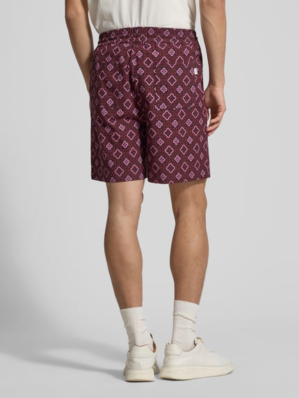 Männermodel trägt Shorts mit elastischem Bund Modell 'Harry' von Les Deux aus Bio-Baumwolle mit Eingrifftaschen und Label-Detail, Ganzkörperansicht Rückansicht.