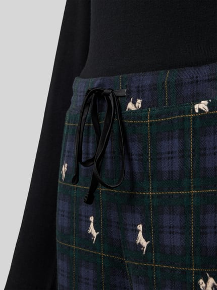 Vrouwenmodel draagt Relaxed Fit Pyjama-Set met Viscose-Aandeel van Lauren Ralph Lauren, donkerblauw geruit met elastische tailleband en tunnelkoord, katoenmengsel, gedetailleerd logo-stiksel, detailopname taille.