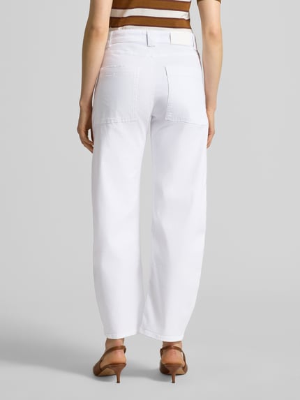 Frauenmodel trägt Barrel Fit Jeans aus Lyocell-Mix Modell 'Mari sharp' von OPUS PANTS in Weiß mit Eingrifftaschen, Ganzkörperansicht Rückansicht. Baumwolll-Anteil, Bundweite 39 cm, Innenbeinlänge 73 cm bei Größe 36/28.