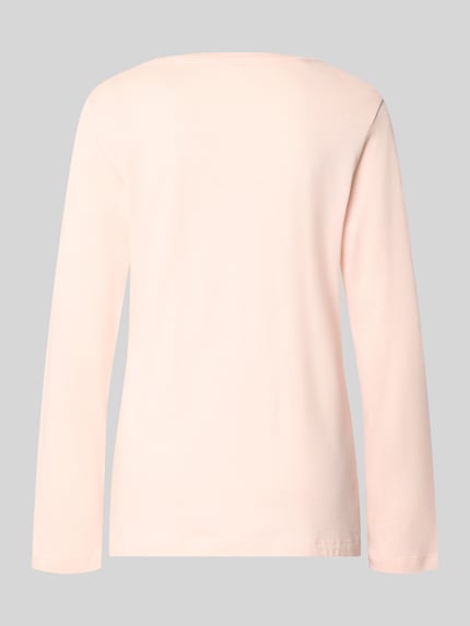 Frauenmodel trägt Comfort Fit Pyjama aus Baumwoll-Viskose-Mix Modell 'Perfect Nights Shirt' von s.Oliver RED LABEL in zartem Rosa, Ganzkörperansicht Rückansicht, Damen Pyjama von s.Oliver RED LABEL.
